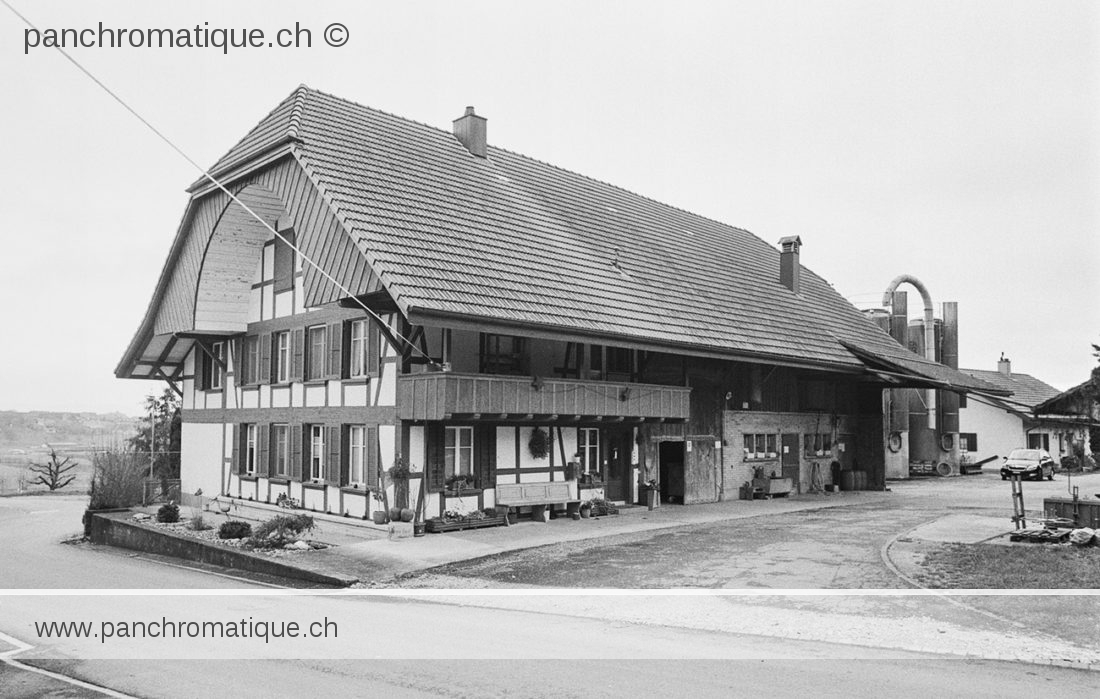 Village d'Epsach, canton de Berne. Maison Bernoise. CONTAX 139 Quartz et objectif Carl Zeiss 25mm 2.8 AE. HP5 Plus. 28 décembre 2019 © Willy BLANCHARD